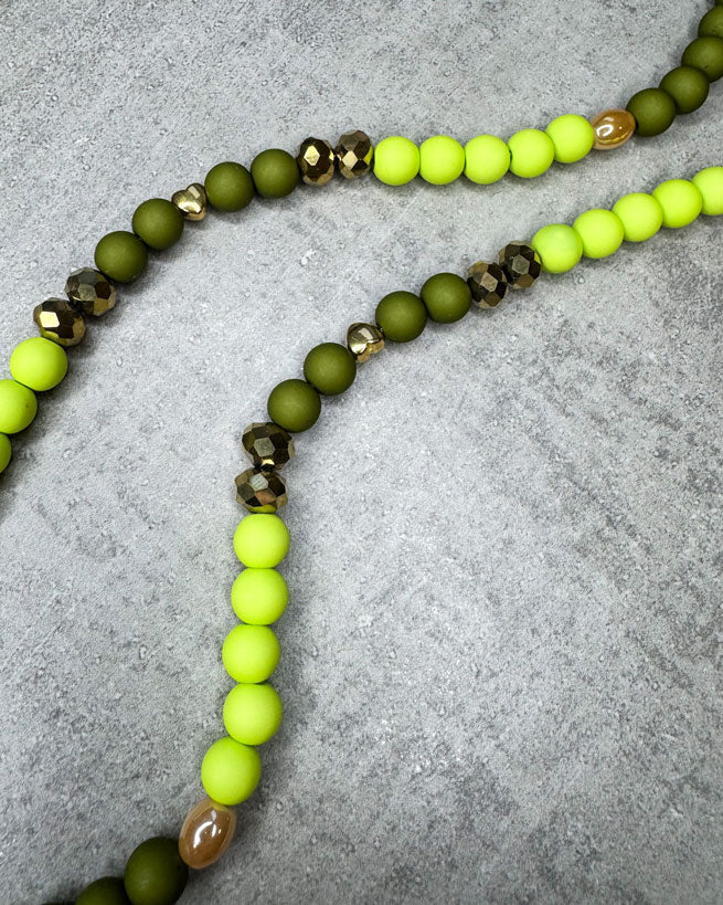 Eine von uns handgefertigte Handykette aus ausgesuchten und Perlen – damit Du&nbsp;nie wieder&nbsp;Dein Handy liegen lässt!

Gefertigt aus:
Acryl-Perlen (sehr leicht) in den Farben Lime und Olive,&nbsp;
creme-schimmernden Glasperlen, facettierten, goldenen Glasperlen und goldenen Edelstahl-Perlen.


Diese kurze Handykette ist ca. 20 cm lang – wenn Du aber eine andere Länge benötigst, schreib uns gerne in den Anmerkungen.