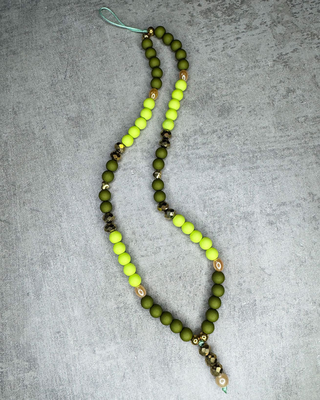 Eine von uns handgefertigte Handykette aus ausgesuchten und Perlen – damit Du&nbsp;nie wieder&nbsp;Dein Handy liegen lässt!

Gefertigt aus:
Acryl-Perlen (sehr leicht) in den Farben Lime und Olive,&nbsp;
creme-schimmernden Glasperlen, facettierten, goldenen Glasperlen und goldenen Edelstahl-Perlen.


Diese kurze Handykette ist ca. 20 cm lang – wenn Du aber eine andere Länge benötigst, schreib uns gerne in den Anmerkungen.