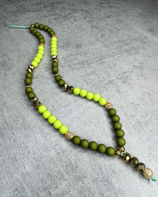 Eine von uns handgefertigte Handykette aus ausgesuchten und Perlen – damit Du&nbsp;nie wieder&nbsp;Dein Handy liegen lässt!

Gefertigt aus:
Acryl-Perlen (sehr leicht) in den Farben Lime und Olive,&nbsp;
creme-schimmernden Glasperlen, facettierten, goldenen Glasperlen und goldenen Edelstahl-Perlen.


Diese kurze Handykette ist ca. 20 cm lang – wenn Du aber eine andere Länge benötigst, schreib uns gerne in den Anmerkungen.