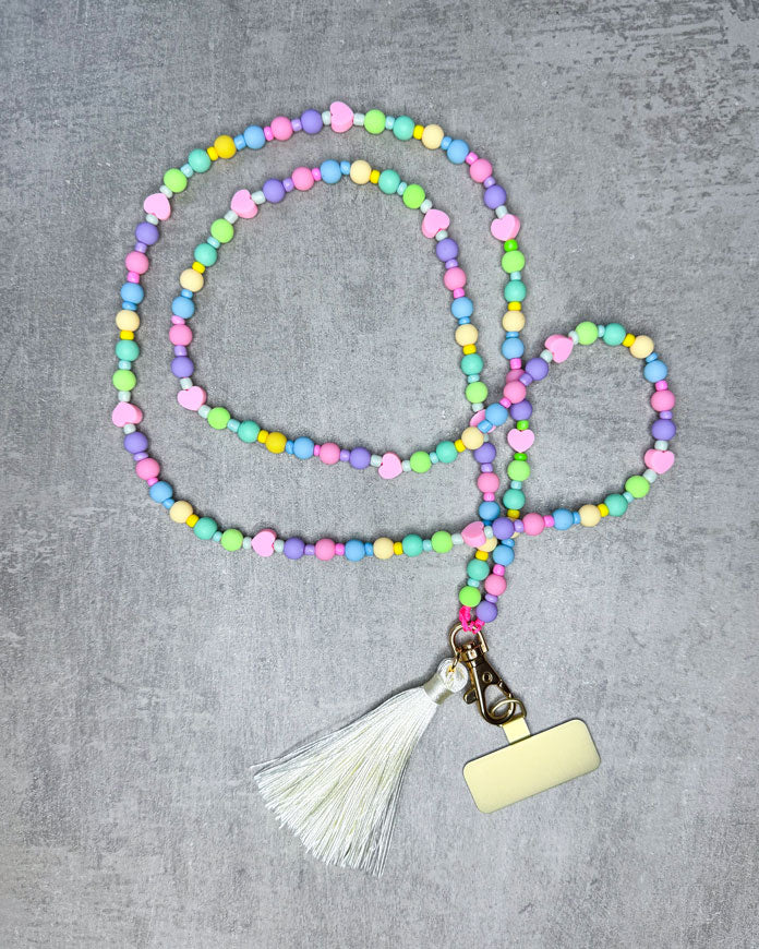 Eine von uns handgefertigte Handykette aus ausgesuchten und Perlen – damit Du&nbsp;nie wieder&nbsp;Dein Handy liegen lässt!

Gefertigt aus:
kunterbunten, pastellfarbenen Acryl-Perlen (sehr leicht),
kleinen ebenfalls pastellfarbenen Acrylperlen in den Zwischenräumen&nbsp;
und einer langen Quaste in Creme.

Diese lange Handykette ist rundum ca. 132 cm lang –wenn Du aber eine andere Länge benötigst, schreib uns gerne in den Anmerkungen.

Die Kette ist auf langlebiges Shamballa-Band gezogen und wird mit einem g