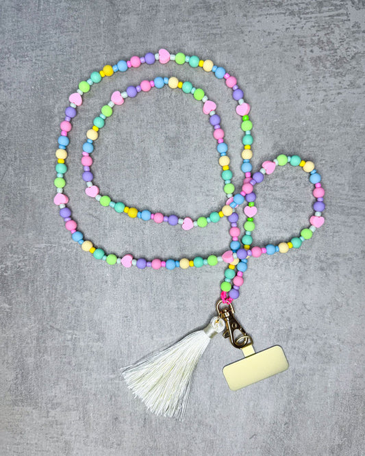 Eine von uns handgefertigte Handykette aus ausgesuchten und Perlen – damit Du&nbsp;nie wieder&nbsp;Dein Handy liegen lässt!

Gefertigt aus:
kunterbunten, pastellfarbenen Acryl-Perlen (sehr leicht),
kleinen ebenfalls pastellfarbenen Acrylperlen in den Zwischenräumen&nbsp;
und einer langen Quaste in Creme.

Diese lange Handykette ist rundum ca. 132 cm lang –wenn Du aber eine andere Länge benötigst, schreib uns gerne in den Anmerkungen.

Die Kette ist auf langlebiges Shamballa-Band gezogen und wird mit einem g