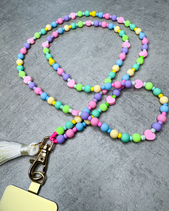 Eine von uns handgefertigte Handykette aus ausgesuchten und Perlen – damit Du&nbsp;nie wieder&nbsp;Dein Handy liegen lässt!

Gefertigt aus:
kunterbunten, pastellfarbenen Acryl-Perlen (sehr leicht),
kleinen ebenfalls pastellfarbenen Acrylperlen in den Zwischenräumen&nbsp;
und einer langen Quaste in Creme.

Diese lange Handykette ist rundum ca. 132 cm lang –wenn Du aber eine andere Länge benötigst, schreib uns gerne in den Anmerkungen.

Die Kette ist auf langlebiges Shamballa-Band gezogen und wird mit einem g