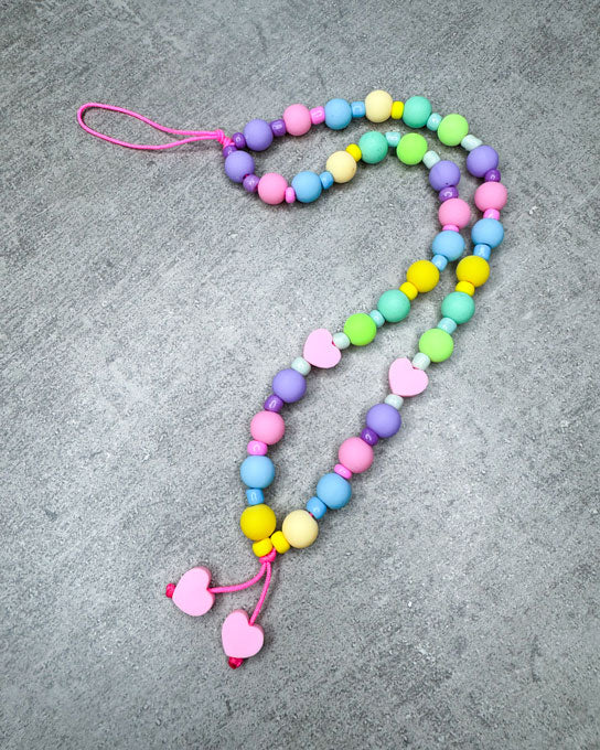 Eine von uns handgefertigte Handykette aus ausgesuchten und Perlen – damit Du&nbsp;nie wieder&nbsp;Dein Handy liegen lässt!

Gefertigt aus:
kunterbunten, pastellfarbenen Acryl-Perlen (sehr leicht),&nbsp;
kleinen ebenfalls pastellfarbenen Acrylperlen in den Zwischenräumen.


Diese kurze Handykette ist ca. 20 cm lang – wenn Du aber eine andere Länge benötigst, schreib uns gerne in den Anmerkungen.

Die Kette ist auf langlebiges Shamballa-Band gezogen.

Viel Spaß beim Tragen!