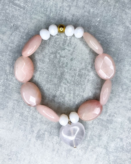 Jade- und Rosenquarz-Armband aus wunderschönen, feinen und ausgesuchten Perlen!  Dieses Armband ist handgearbeitet aus: rosé-farbenen, facettierten Jade-Edelsteinen, facettierten Glas-Perlen in der Farbe "Vanilla", einer goldfarbenen Edelstahlkugel & einem großen Rosenquarz-Anhänger in Form eines Herzens.