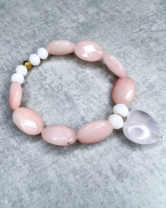 Jade- und Rosenquarz-Armband aus wunderschönen, feinen und ausgesuchten Perlen!  Dieses Armband ist handgearbeitet aus: rosé-farbenen, facettierten Jade-Edelsteinen, facettierten Glas-Perlen in der Farbe "Vanilla", einer goldfarbenen Edelstahlkugel & einem großen Rosenquarz-Anhänger in Form eines Herzens.