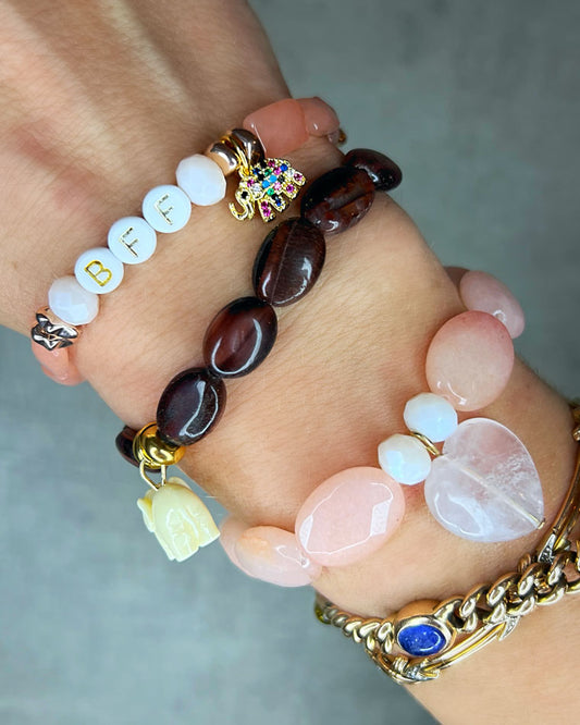 Buchstaben-Armband mit wunderschönen, feinen und ausgesuchten Perlen.  Dieses Armband ist handgearbeitet aus: wunderschönen facettierten, lachs/rosé farbenen Jade-Perlen, weißen Acryl-Buchstabenperlen, roségold farbenen Hämatit-Perlen, einem vergoldeten Elefanten-Anhänger mit bunten Zirkonia-Glitzersteinen, und einer goldfarbenen Edelstahlkugel.