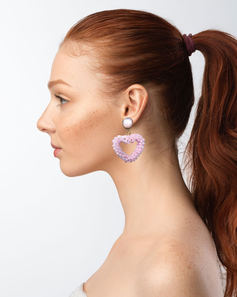Dieser Ohrring ist gefertigt aus einem Cabochon-Ohrsstecker aus rostfreiem Stahl mit einem glänzenden, rosanen Cabochon-Stein und einem glitzernden Facetten-Herz-Anhänger in der Farbe "Baby Rose".