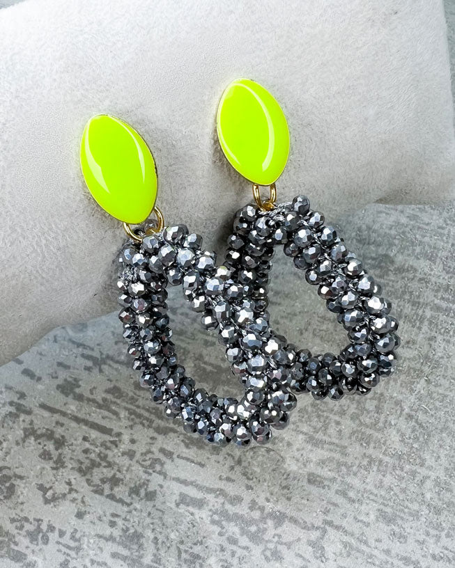 Diese Ohrringe sind von uns handgemachte, für Euch.  Rautenförmige Ohrstecker in Neon-Gelb und facetten-Perlen-Anhänger in der Farbe "Silver".