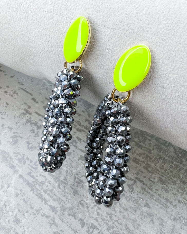 Diese Ohrringe sind von uns handgemachte, für Euch.  Rautenförmige Ohrstecker in Neon-Gelb und facetten-Perlen-Anhänger in der Farbe "Silver".