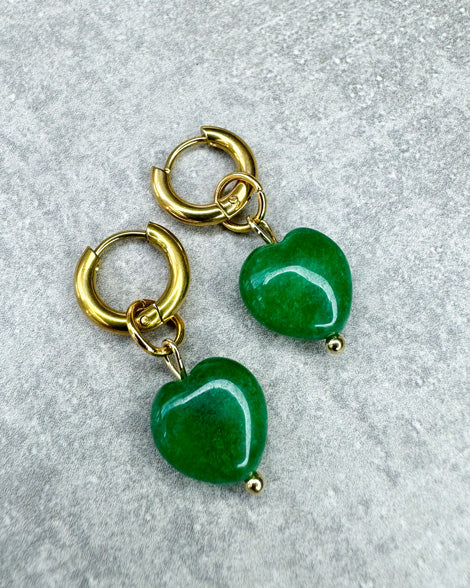 Diese Ohrringe sind gefertigt aus einer kleinen Creole aus rostfreiem Stahl in 10mm Durchmesser und grün gefärbten Jade-Herz als Anhänger.