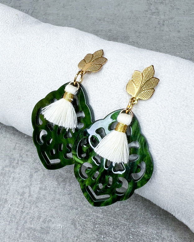 Diese Ohrringe sind handgemachte Lieblingsstücke von uns, für Euch.  Ohrstecker aus rostfreiem Stahl in "Leaf-Optik" mit einem Ornament-Anhänger in der Farbe "Forest Green" und einer cremefarbenen Quaste.
