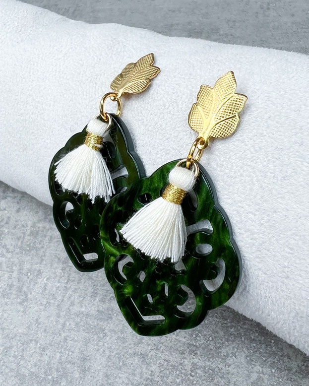 Diese Ohrringe sind handgemachte Lieblingsstücke von uns, für Euch.  Ohrstecker aus rostfreiem Stahl in "Leaf-Optik" mit einem Ornament-Anhänger in der Farbe "Forest Green" und einer cremefarbenen Quaste.