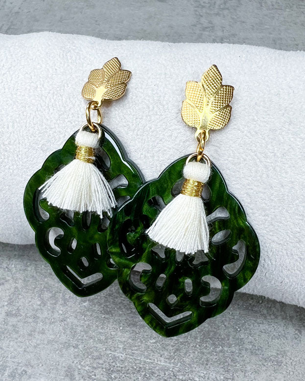 Diese Ohrringe sind handgemachte Lieblingsstücke von uns, für Euch.  Ohrstecker aus rostfreiem Stahl in "Leaf-Optik" mit einem Ornament-Anhänger in der Farbe "Forest Green" und einer cremefarbenen Quaste.