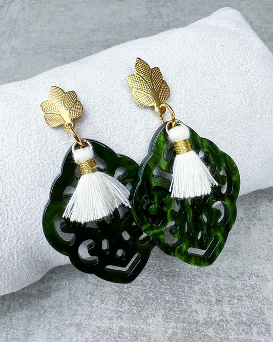 Diese Ohrringe sind handgemachte Lieblingsstücke von uns, für Euch.  Ohrstecker aus rostfreiem Stahl in "Leaf-Optik" mit einem Ornament-Anhänger in der Farbe "Forest Green" und einer cremefarbenen Quaste.