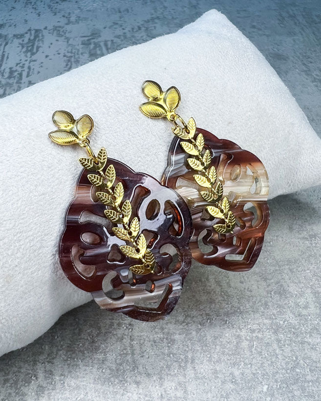 Diese Ohrringe sind designt und handgefertigt von uns.  Ohrstecker aus rostfreiem Stahl in "Leaf-Optik" mit einem Ornament-Anhänger in der Farbe "Beige/Brown Schildpatt" und Ketten-Elementen in Blätterform.
