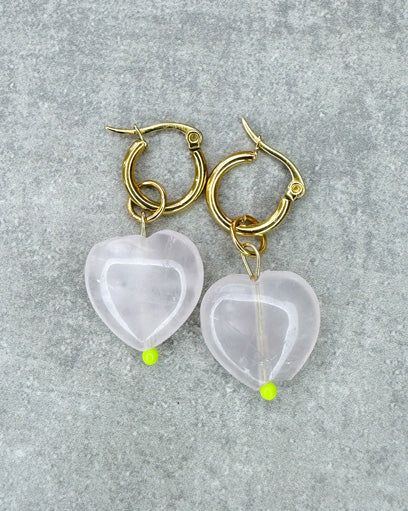 Diese Ohrringe sind gefertigt aus einer kleinen Creole aus rostfreiem Stahl in 12mm Durchmesser und einem sehr soft rosafarbenem Rosenquarz-Herz als Anhänger.