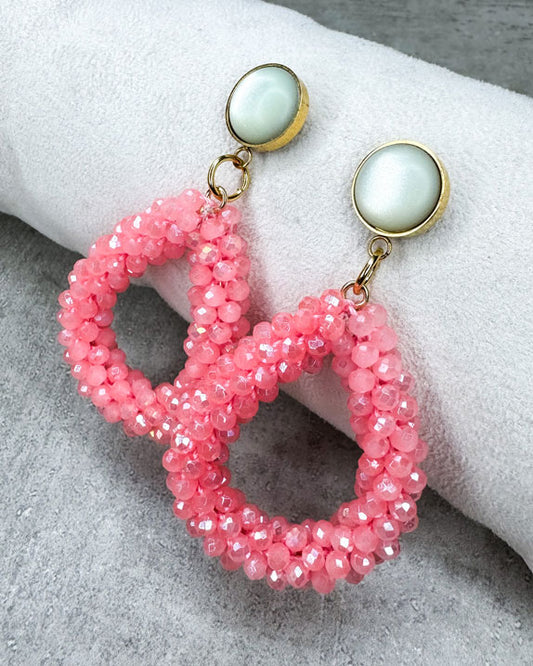 Dieser Ohrring ist gefertigt aus einem Cabochon-Ohrsstecker aus rostfreiem Stahl mit einem matten, hellgrünen Cabochon-Stein und einem glitzernden Facetten-Perlen-Anhänger in der Farbe "Pink Flamingo".