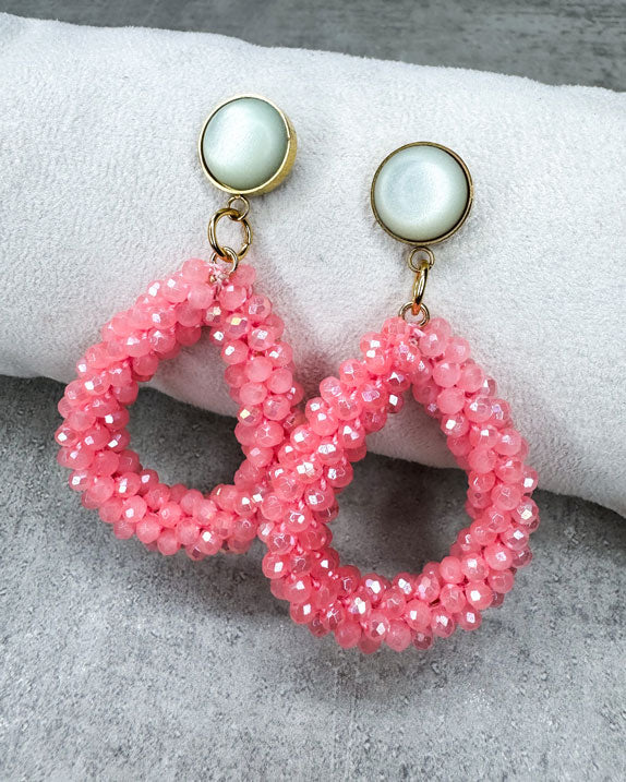 Dieser Ohrring ist gefertigt aus einem Cabochon-Ohrsstecker aus rostfreiem Stahl mit einem matten, hellgrünen Cabochon-Stein und einem glitzernden Facetten-Perlen-Anhänger in der Farbe "Pink Flamingo".