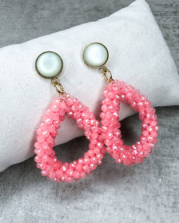 Dieser Ohrring ist gefertigt aus einem Cabochon-Ohrsstecker aus rostfreiem Stahl mit einem matten, hellgrünen Cabochon-Stein und einem glitzernden Facetten-Perlen-Anhänger in der Farbe "Pink Flamingo".