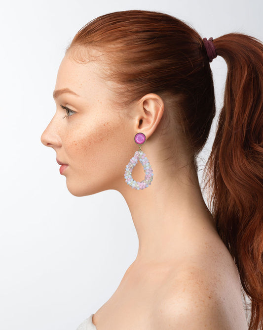 Dieser Ohrring ist gefertigt aus einem Cabochon-Ohrsstecker aus rostfreiem Stahl mit einem matten, rosanen Cabochon-Stein und einem glitzernden Facetten-Perlen-Anhänger in der Farbe "Rose".