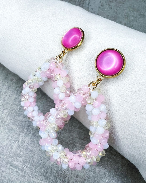 Dieser Ohrring ist gefertigt aus einem Cabochon-Ohrsstecker aus rostfreiem Stahl mit einem matten, rosanen Cabochon-Stein und einem glitzernden Facetten-Perlen-Anhänger in der Farbe "Rose".