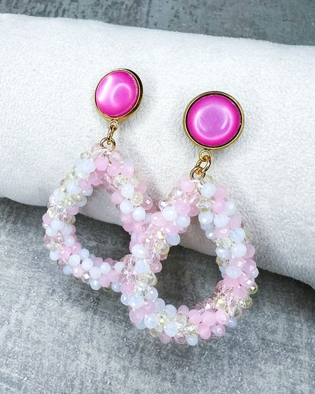 Dieser Ohrring ist gefertigt aus einem Cabochon-Ohrsstecker aus rostfreiem Stahl mit einem matten, rosanen Cabochon-Stein und einem glitzernden Facetten-Perlen-Anhänger in der Farbe "Rose".