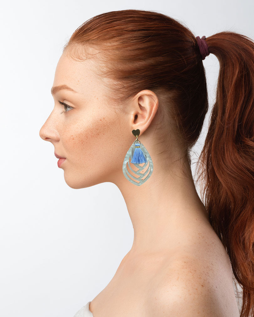Diese Ohrringe sind gefertigt mit einem Ohrstecker aus rostfreiem Stahl in "Herz-Form", mit einem soft-türkisen Ornament-Anhänger und einer hellblauen Quaste.