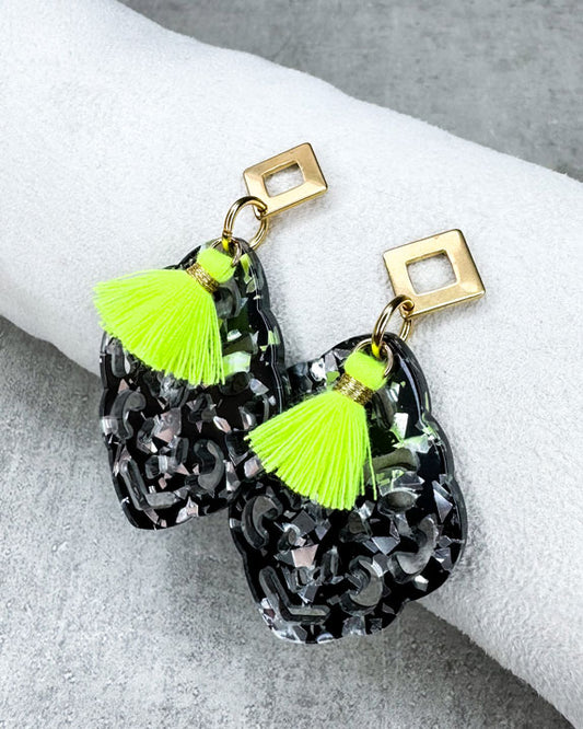 Diese Ohrringe sind designt und handgefertigt von uns.

Rautenförmiger Ohrstecker aus rostfreiem Stahl mit
einem Ornament-Anhänger in der Farbe "Silver-Black" und einer neongelben Quaste.