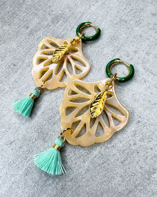 Dieser Ohrring ist gemacht mit:
einer gold- und grünen Creole, einem Ornament-Anhänger in der Farbe "Beige Glitter", einem goldfarbenen Feder-Anhänger und einer hellgrünen Quaste.