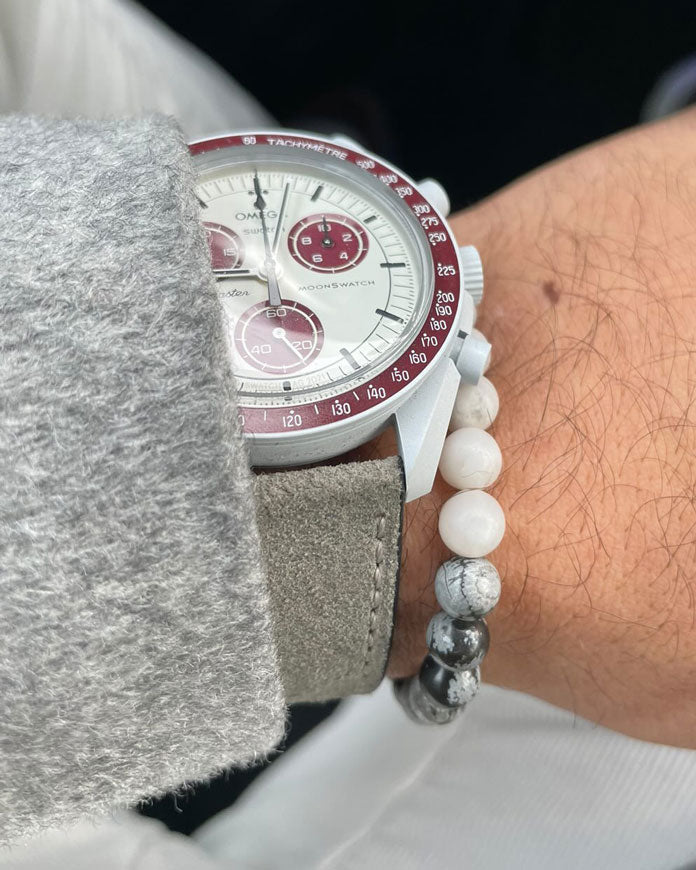 Diese Armband ist handgemacht aus wunderschönen, feinen und ausgesuchten Perlen!  Dieses Armband ist handgearbeitet aus: runden, grauen Turmalinquarz-Edelsteinen, weißen Perlmutt-Perlen, weißen Acryl-Buchstaben-Perlen und einer silbernen Edelstahlkugel.