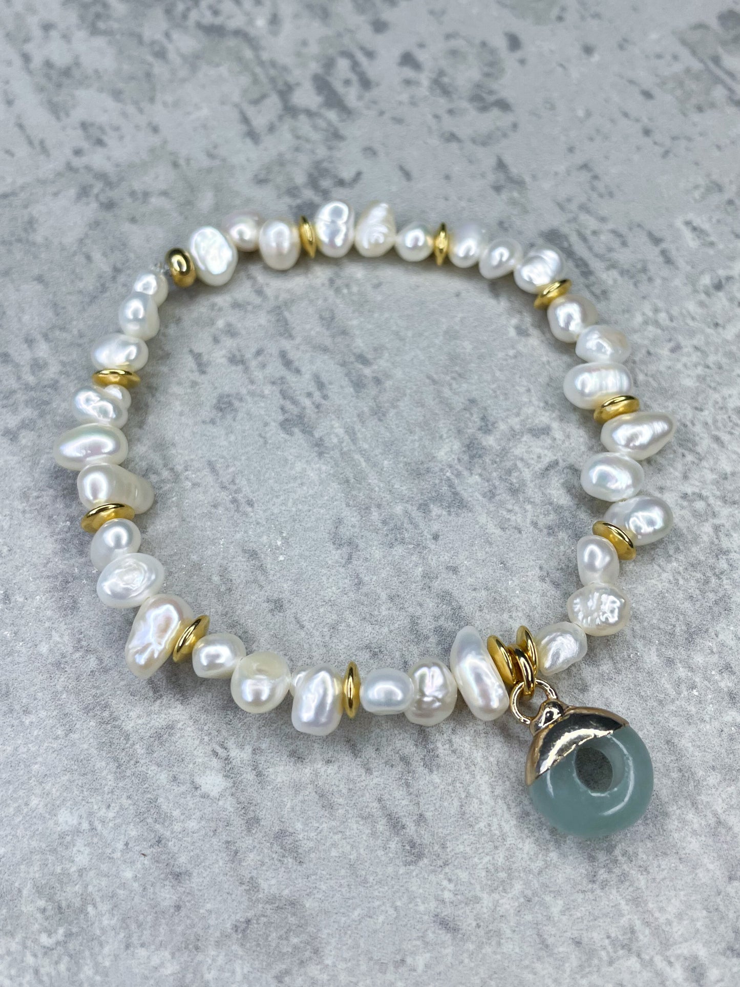 Freshwater pearl bracelet with pendant