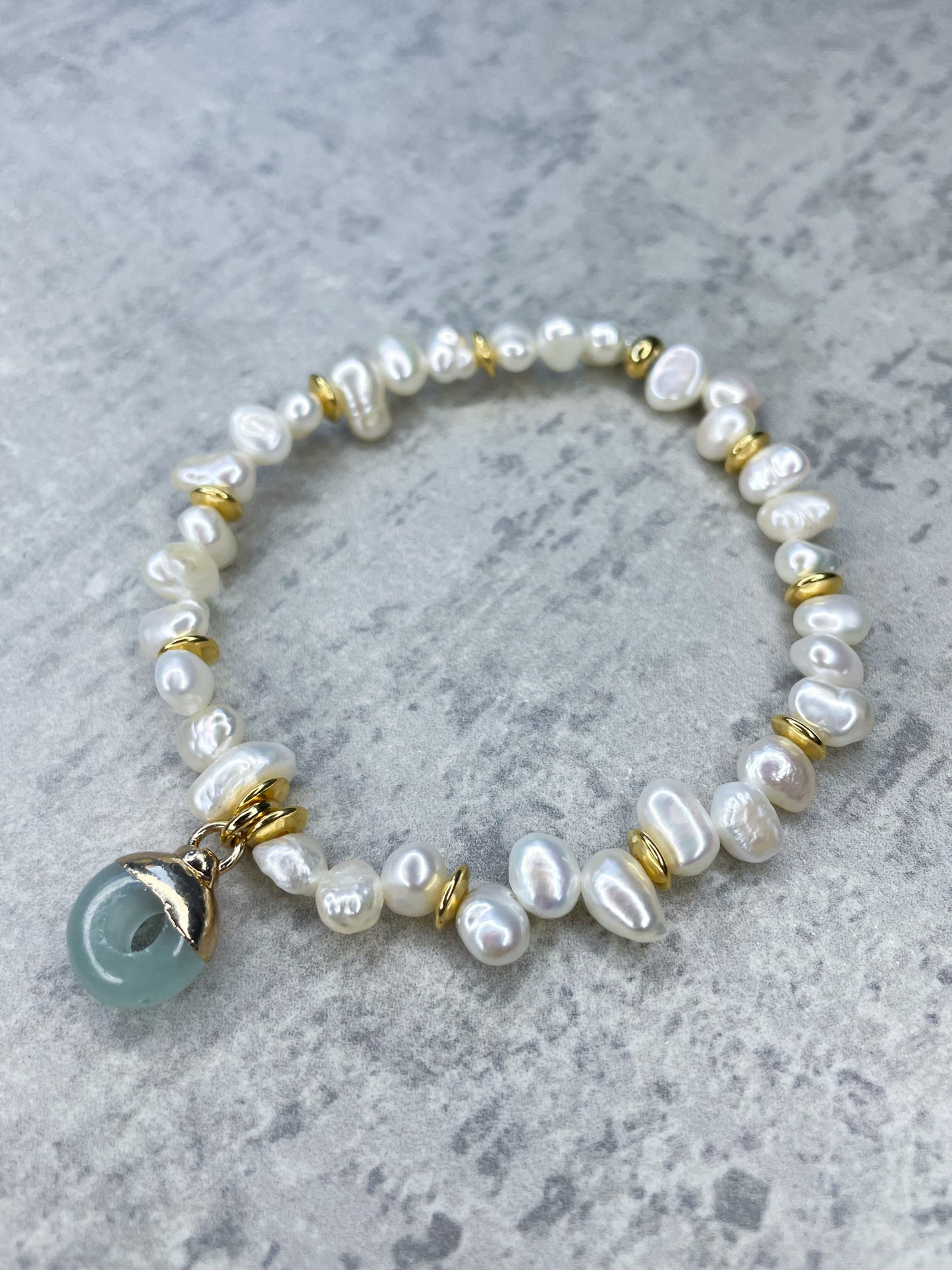 Freshwater pearl bracelet with pendant
